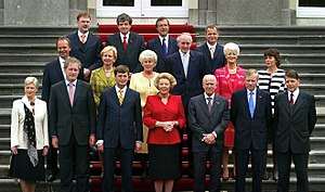 De bordesscène van de ministers van het kabinet-Balkenende II met in het midden vooraan koningin Beatrix bij Huis ten Bosch op 27 mei 2003