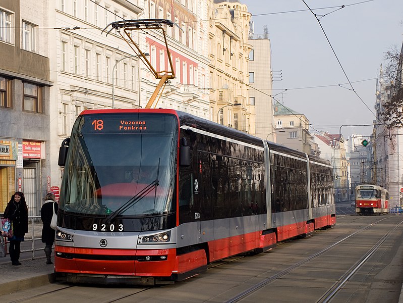File:Karlovo náměstí, Škoda 15T.jpg