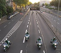 Polizei-Motorradfahrer bei der Bewachung eines Street-Skating-Konvois in Karlsruhe