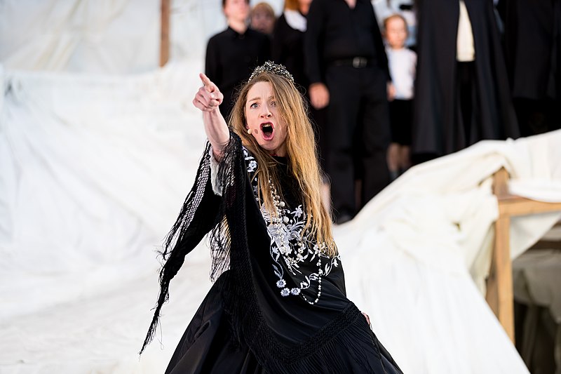 File:Kathleen Morgeneyer - 2019191203843 2019-07-10 Fotoprobe Nibelungen Festspiele Worms Überwältigung - 0171 - AK8I9108.jpg