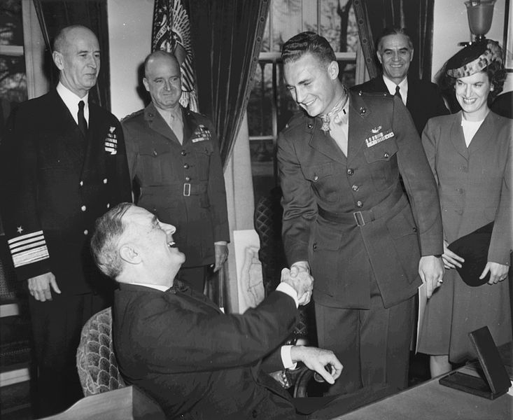 File:Kenneth Walsh with President Roosevelt (1944).jpg