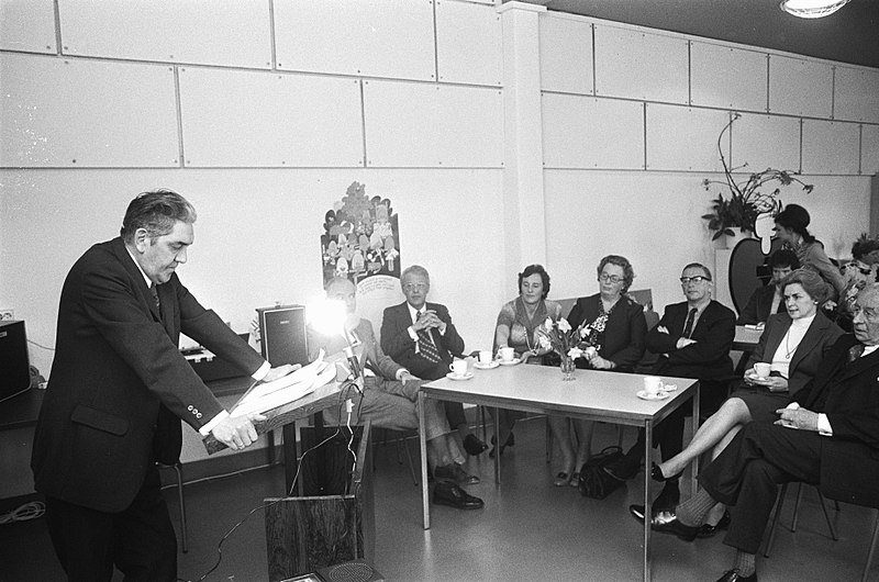 File:Kinderhartenfonds reikt prijs uit aan Cas Brugman in Den Haag overzicht bijeen, Bestanddeelnr 927-8538.jpg