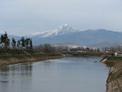 il fiume Lelio e il monte Ossa sullo sfondo