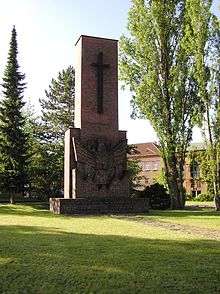 MAN Ehrenmal für 450 im WK I gefallene Mitarbeiter in Nürnberg, 1936 gestaltet von Behn. Die Nationalsozialistischen Monatshefte bilden es anlässlich eines Artikels zum 60. Geburtstag Behns ab. Die moderne Aufnahme zeigt eine neue Inschrift und das Schwert ist um seine Spitze verstümmelt.