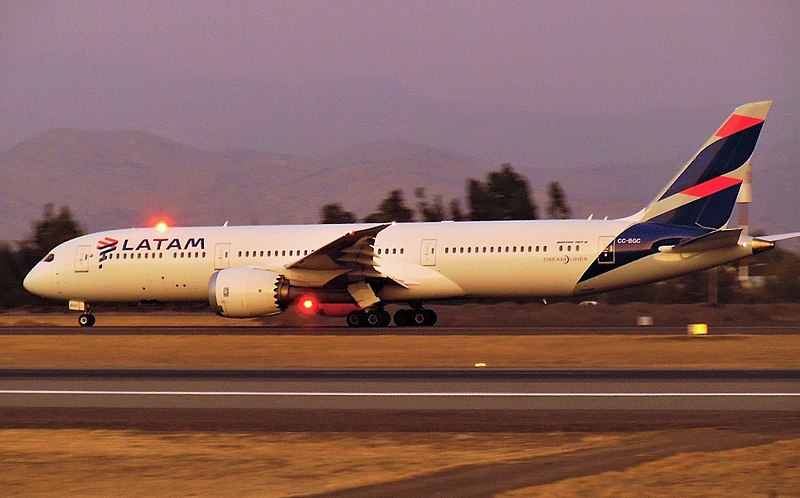 File:LATAM Chile Boeing 787-9 at Santiago Airport (2017).jpg