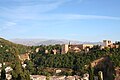 Vido de Sierra Nevada kaj la Alhambra el Rigardejo San Nicolás, Granada.