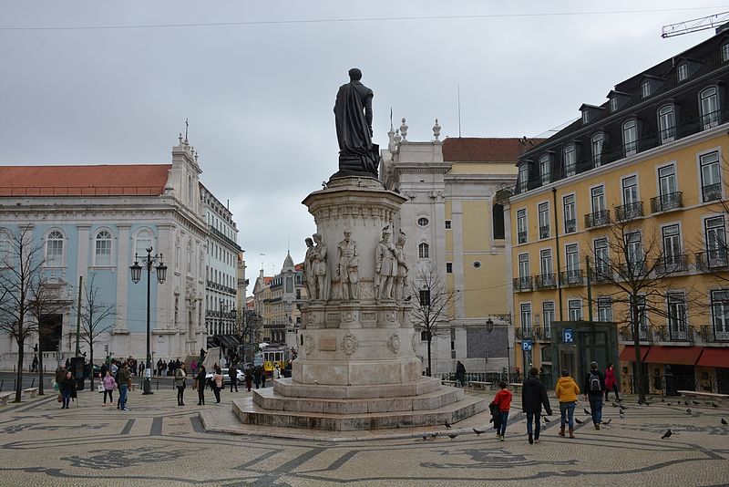 File:Lago de Camoes square (Lissabon 2016) (25493292353).jpg