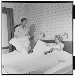 Arne Lie och hans fru Irene Thomsen Lie ur en reklamfilm för lakan från 1955.