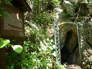 The entrance of the long hole, next to it a plaque