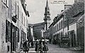 La Grand'Rue et l'église de Lannilis vers 1920 (carte postale Villard).