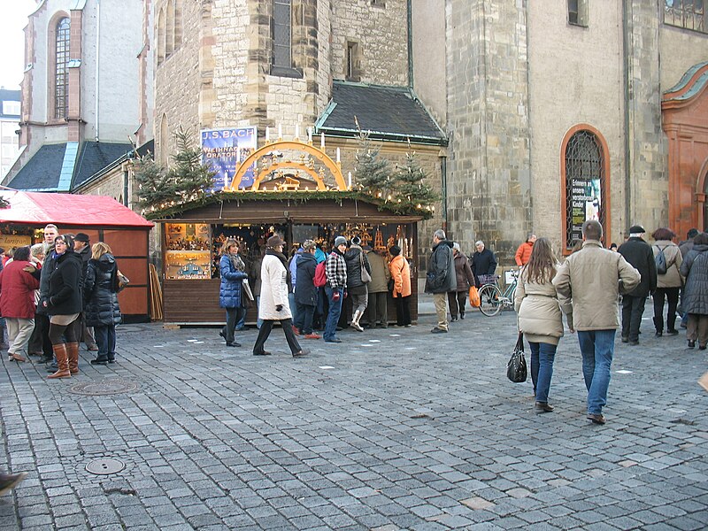 File:Leipziger Weihnachtsmarkt Stand an der Nikolaikirche (2011).jpg