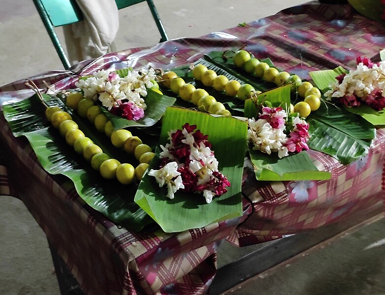 File:Lemon garland at a temple.jpg