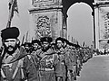 Les goumiers marocains de la Première armée défilent à Paris le 18 juin 1945.