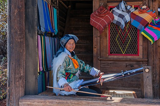 Lijiang Yunnan China-Woman-with-weaving-loom-01