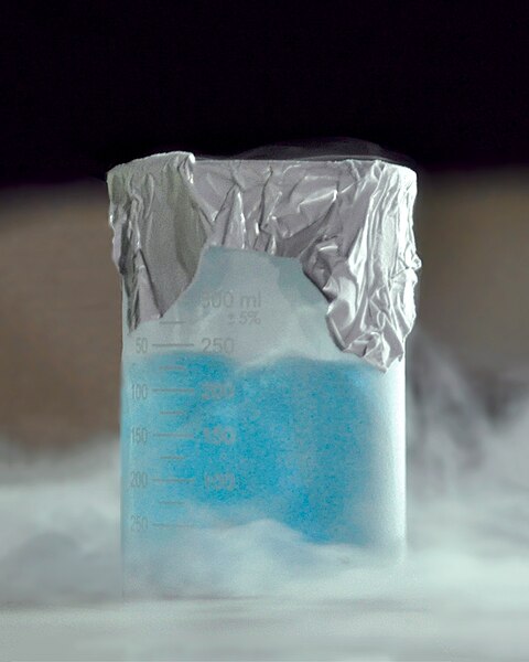 File:Liquid oxygen in a beaker (cropped and retouched).jpg