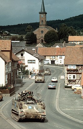 Een militaire colone rijdt door Stockhausen tijdens een militaire oefening in 1983