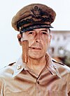 MacArthur di Manila, Filipina, sekitar tahun 1945, sedang merokok dengan menggunakan sebuah cangklong.