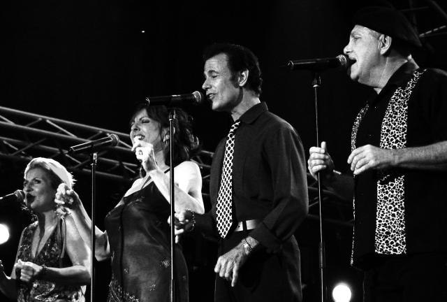 The Manhattan Transfer from left to right: Janis Siegel, Cheryl Bentyne, Alan Paul, and Tim Hauser