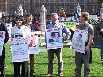 Demonstration in front of the British parliament Manifs a londres contre la guerre en irak.JPG