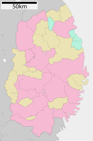 Mapa konturowa Iwate, blisko centrum po lewej na dole znajduje się punkt z opisem „Hanamaki”