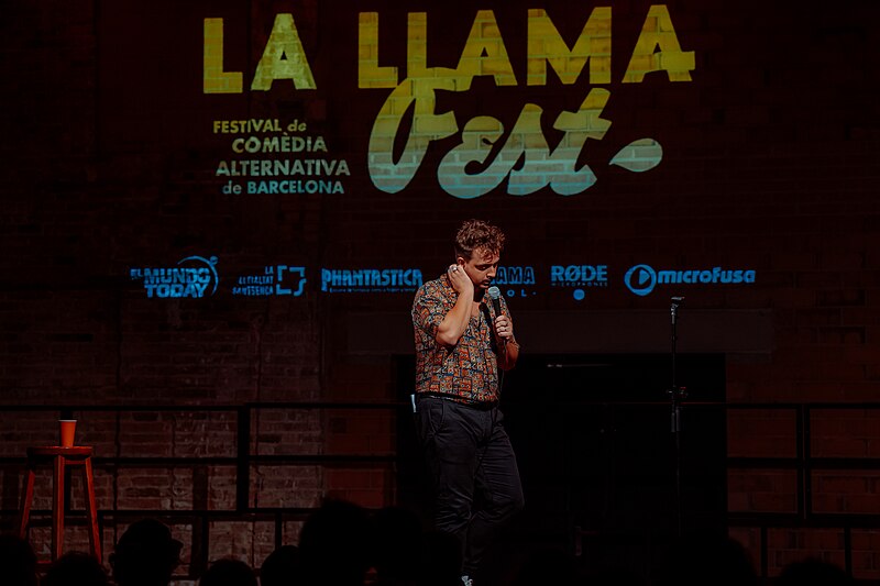 File:Marc Sarrats desde lejos en el festival de comedia de la llama Fest de 2022 en Barcelona.jpg