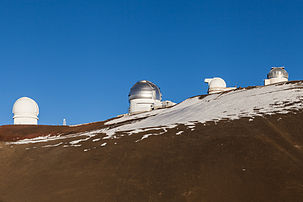 Les observatoires du Mauna Kea, dont l'observatoire Canada-France-Hawaï à gauche et l'observatoire Gemini au centre, sur l'île d'Hawaï. (définition réelle 5 156 × 3 437)