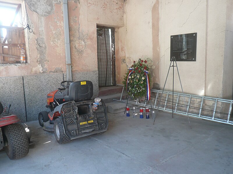 File:Memorial plaque near main entrance of former Stara Gradiska Prison.jpg