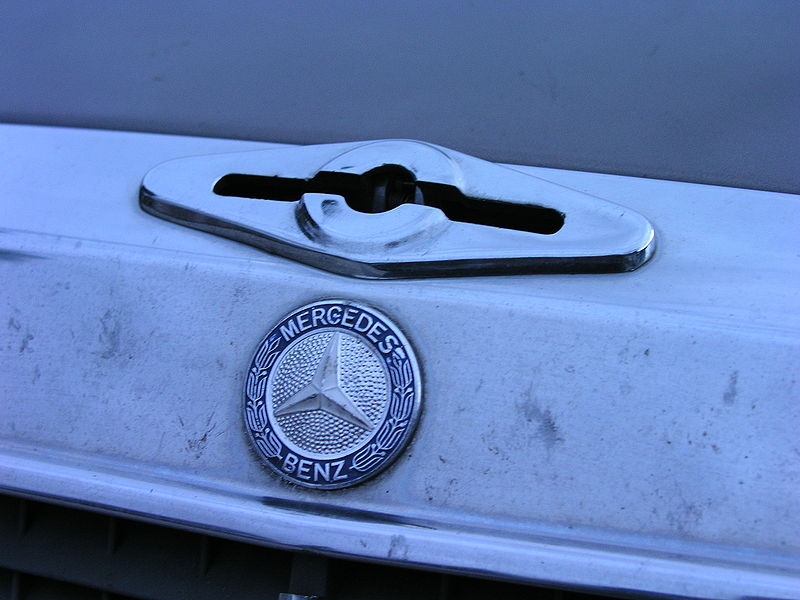 File:MercedesRetractableHoodOrnament.JPG