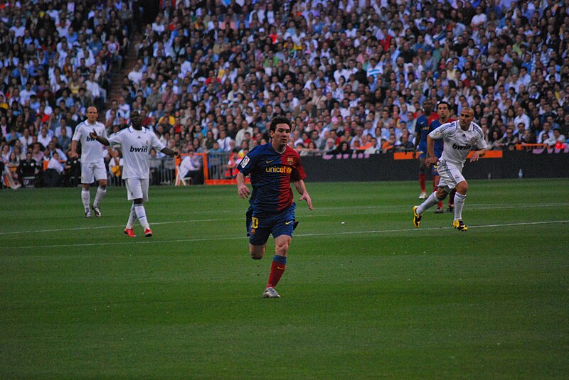 File:Messi a la carrera.jpg