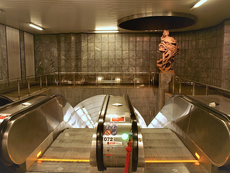 File:Metro Malostranská eskalátor.jpg