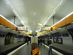 Le quai commun aux lignes 8 et 10 de la station La Motte-Picquet - Grenelle.