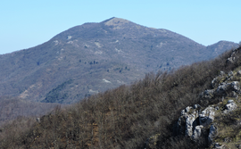 Monte Carmo di Loano da cresta ve Rocca Barbena.png