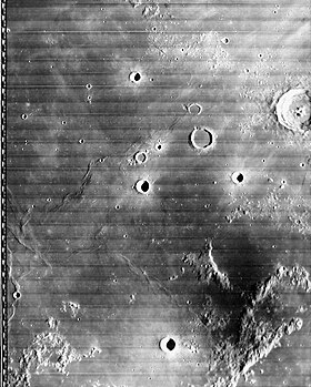 Рифейские горы (нижняя правая часть снимка). Снимок зонда Lunar Orbiter - IV.