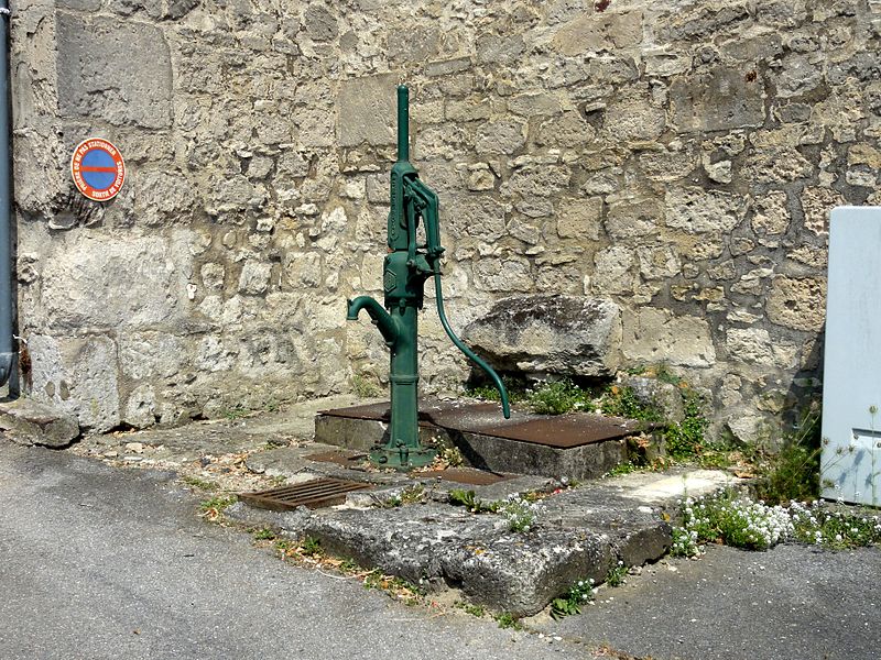 File:Morienval (60), fontaine publique, rue Saint-Clément.jpg