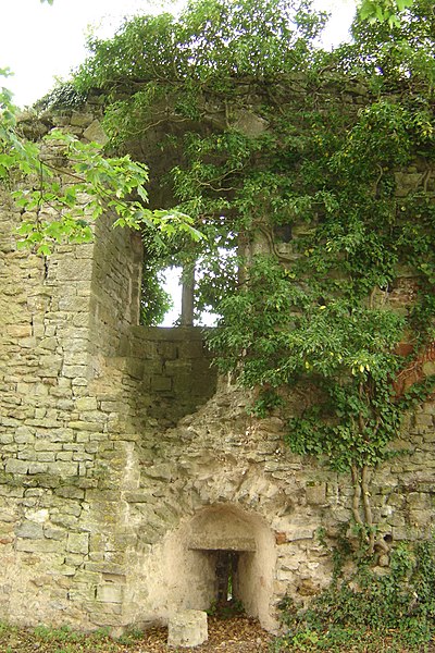 File:Moulins-engilbert-chateau.JPG