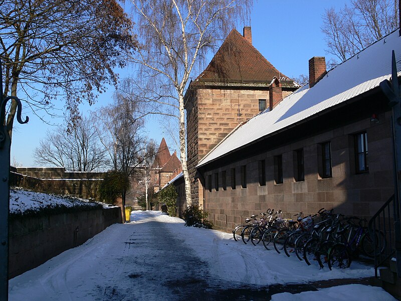 File:Nürnberg Westtormauer Turm Grünes C außen.jpg