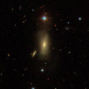 SDSS-kuva malleista NGC 138 ja PGC 212536 (vasen) [1]