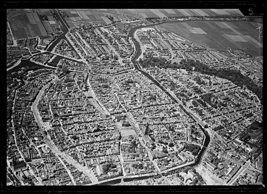 Luchtfoto van Groningen (1920-1940).