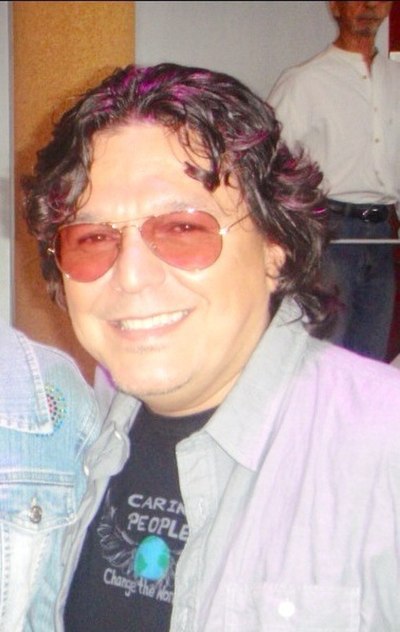 Rudy Pérez wrote four of the album's tracks including "Me Niego a Estar Solo", "Luz Verde", "Ayer", and "Tú y Yo".