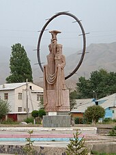 Statue an einem zentralen Platz Naryns