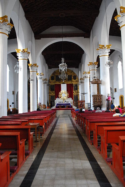 File:NaveSanCristobalCathedral03.JPG