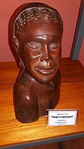 La sculpture Negra Engrupida a été réalisée par Rodolfo Teofilo Allou en bois de cancharana. Elle est exposée au Museo Imágenes de la Selva de Puerto Iguazú.