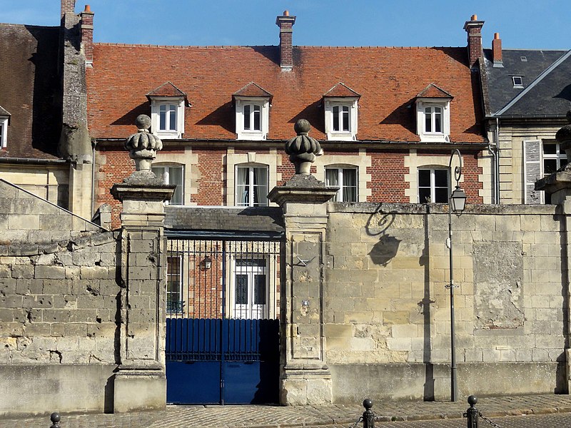 File:Noyon (60), emplacement d'une ancienne maison canoniale, 4 parvis Notre-Dame.jpg