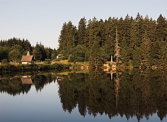 Southwest side, including the little control hut OderteichStriegelhaus.jpg