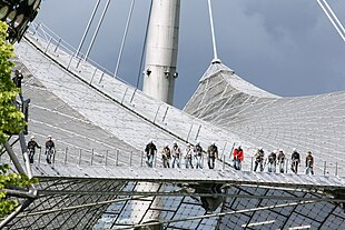 Olympiastadion München: Lage und Anbindung, Geschichte, Architektur und Ausstattung