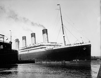 Le RMS Olympic était un paquebot transatlantique exploité par la White Star Line entre 1911 et 1935. Il s'agit de l'un des deux sister-ships du Titanic, l'autre était le Britannic. Lancé le 20 octobre 1910, le navire entra en service le 14 juin 1911. (définition réelle 4 515 × 3 476)