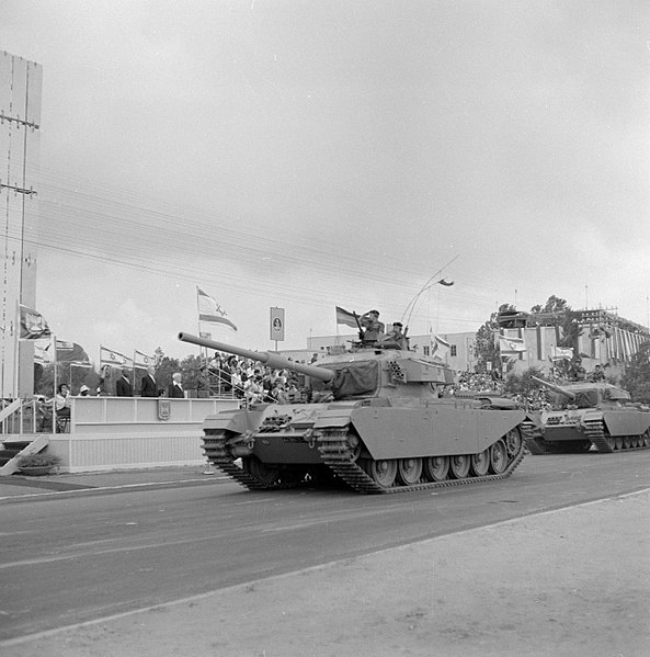 File:Onafhankelijkheidsdag (15 mei). Militaire eenheid met tanks passeert de tribune , Bestanddeelnr 255-4650.jpg
