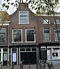 Winkelwoonhuis met klokgevel uit de 18de eeuw, in opzet ouder.