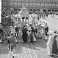 Miniatuur voor Bestand:Opening der Staten-Generaal, koningin Juliana en prins Bernhard arriveren bij de, Bestanddeelnr 918-2109.jpg