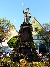 Neptunbrunnen mit Osterschmuck